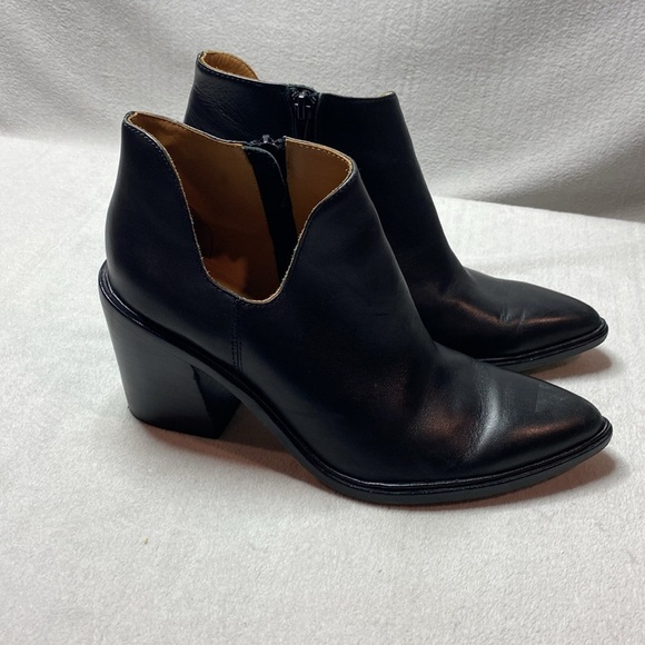 Bettye Muller black leather ankle bootie size 8 - Picture 3 of 7
